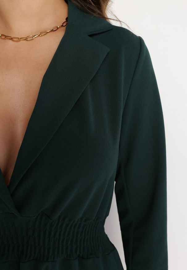 Born2be - Ciemnozielona Rozkloszowana Sukienka Midi z Kopertową Górą i Gumką w Pasie Ametis. Kolor: zielony. Typ sukienki: kopertowe. Długość: midi