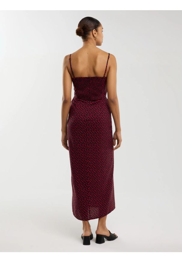 Big-Star - Sukienka damska midi z wiskozy na ramiączkach w serduszka czarna Frema 906. Kolor: czarny. Materiał: wiskoza. Długość rękawa: na ramiączkach. Wzór: aplikacja. Sezon: lato. Styl: elegancki. Długość: midi