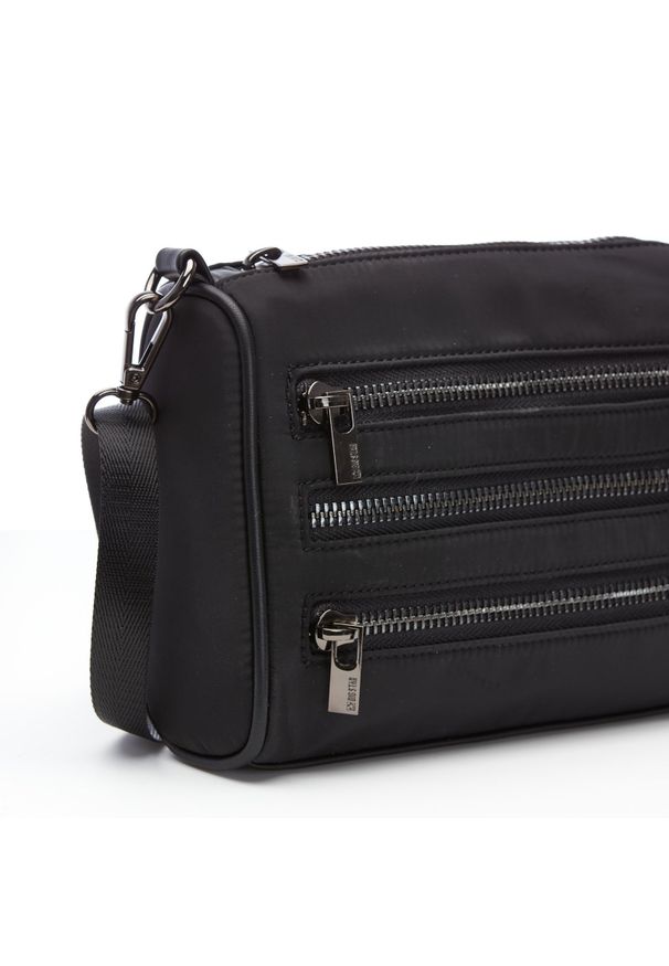 Big Star Accessories - Czarna Torebka Damska Big Star Modna Listonoszka. Kolor: czarny. Styl: klasyczny, casual, elegancki. Rodzaj torebki: na ramię