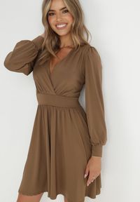 Born2be - Brązowa Sukienka Kopertowa Taliowana Maecenus. Okazja: na co dzień. Typ kołnierza: dekolt w serek. Kolor: brązowy. Materiał: wiskoza. Typ sukienki: kopertowe. Styl: casual, elegancki #1