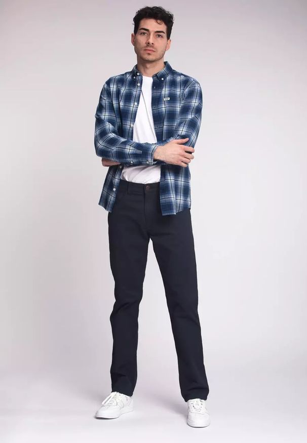 Wrangler - WRANGLER GREENSBORO MĘSKIE SPODNIE MATERIAŁOWE DARK NAVY W15QNDXAE 112338190. Materiał: materiał