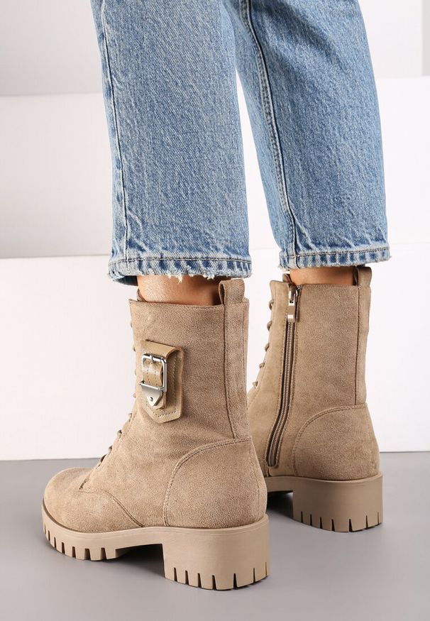 Born2be - Beżowe Botki Typu Workery na Grubej Podeszwie z Ozdobną Klamerką przy Cholewce Nerilene. Okazja: na co dzień. Kolor: beżowy. Materiał: jeans. Szerokość cholewki: normalna. Styl: elegancki, casual