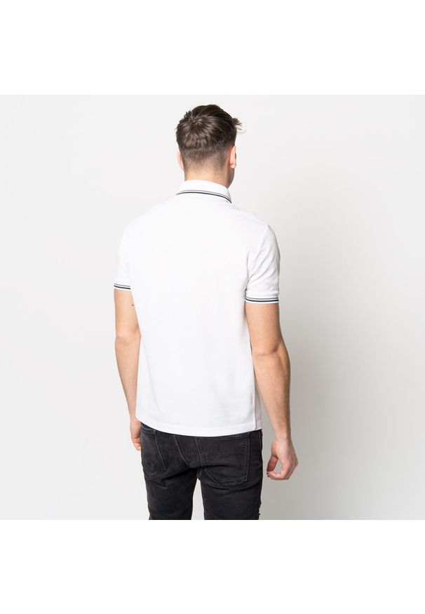 Koszulka męska Polo Armani Exchange (3KZFLC ZJ1BZ 1100). Typ kołnierza: polo. Kolor: biały. Styl: sportowy