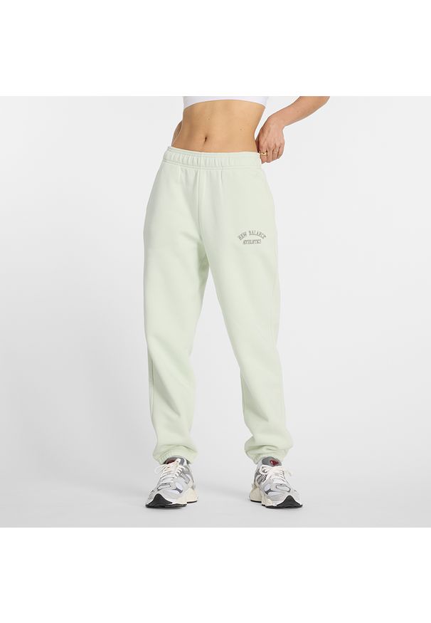 Spodnie damskie New Balance WP43500NUM – miętowe. Stan: podwyższony. Kolor: miętowy. Materiał: dresówka, bawełna, poliester. Wzór: napisy, aplikacja