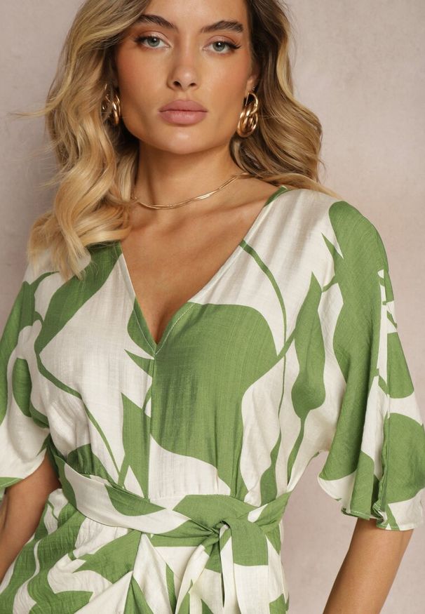 Renee - Zielona Sukienka o Taliowanym Kroju Wiązana w Pasie Nellsiah. Okazja: na co dzień, na imprezę. Typ kołnierza: dekolt w kształcie V. Kolor: zielony. Materiał: materiał. Styl: casual, klasyczny