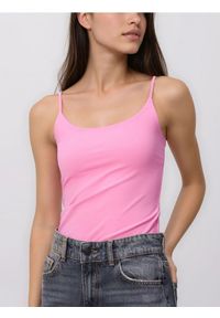 Reserved - Gładki top na ramiączkach - intensywny róż. Kolor: różowy. Materiał: dzianina. Długość rękawa: na ramiączkach. Wzór: gładki #1