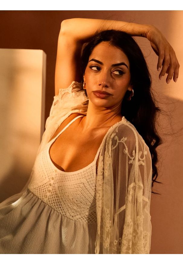 Sinsay - Top na ramiączkach z ażurowymi detalami - kremowy. Kolor: kremowy. Długość rękawa: na ramiączkach. Wzór: ażurowy