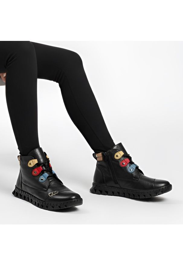 Czarne Botki Armodo Skórzane Buty Damskie. Kolor: czarny. Materiał: skóra. Wzór: geometria, kolorowy. Styl: klasyczny