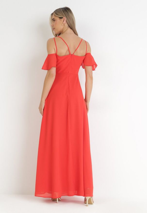 Born2be - Czerwona Maxi Sukienka o Rozkloszowanym Fasonie na Cienkich Skrzyżowanych Ramiączkach Hendina. Okazja: na wesele, na ślub cywilny, na imprezę. Typ kołnierza: dekolt hiszpanka. Kolor: czerwony. Długość rękawa: na ramiączkach. Typ sukienki: rozkloszowane. Długość: maxi