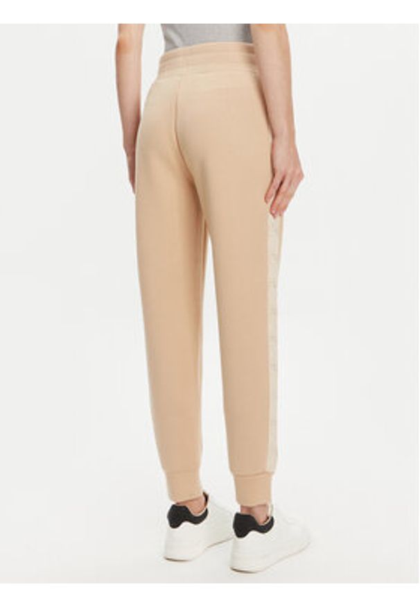 Guess Spodnie dresowe W5YB11 KBYE2 Beżowy Regular Fit. Kolor: beżowy. Materiał: wiskoza