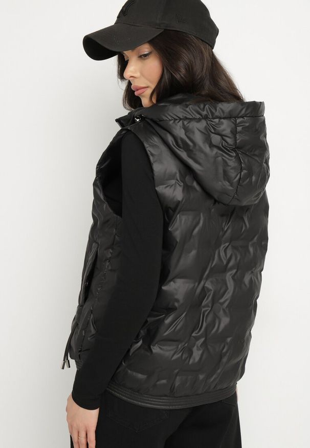 Born2be - Czarna Kamizelka z Pikowanymi Przeszyciami i Kapturem ze Ściągaczami Annivria. Okazja: na co dzień. Kolor: czarny. Materiał: jeans. Styl: sportowy, klasyczny, casual