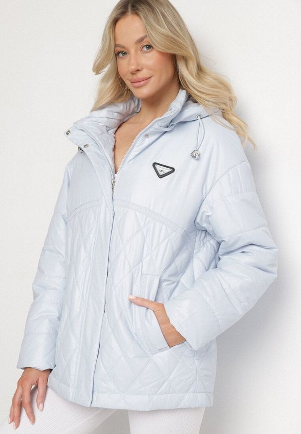 Born2be - Jasnoniebieska Kurtka Pikowana z Odpinanym Kapturem i Aplikacją Sarlia. Kolor: niebieski. Materiał: jeans. Wzór: aplikacja. Styl: elegancki, klasyczny