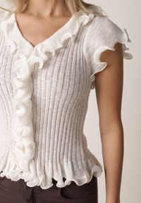 Born2be - Biała Prążkowana Bluzka z Wiskozą Ozdobiona Falbanami Delestra. Okazja: na co dzień, na spotkanie biznesowe. Kolor: biały. Materiał: prążkowany, wiskoza. Wzór: aplikacja. Styl: casual, biznesowy, elegancki #8