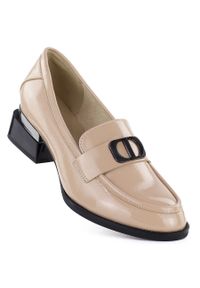 Półbuty damskie lakierowane na ozdobnym obcasie beżowe Vinceza 58638. Kolor: beżowy. Materiał: skóra ekologiczna. Obcas: na obcasie. Wysokość obcasa: średni #1