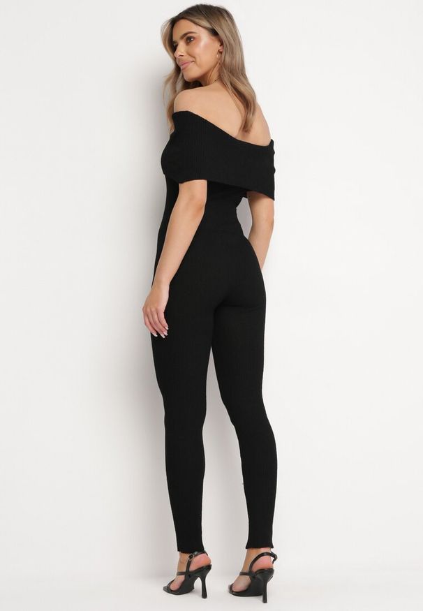 Born2be - Czarny Elastyczny Kombinezon Dopasowany z Hiszpańskim Dekoltem Necta. Okazja: na imprezę. Kolor: czarny