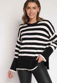 Born2be - Biało-Czarny Sweter o Kroju Oversize z Motywem Pasków Irtusa. Okazja: na co dzień. Kolor: biały. Materiał: jeans. Styl: casual #1