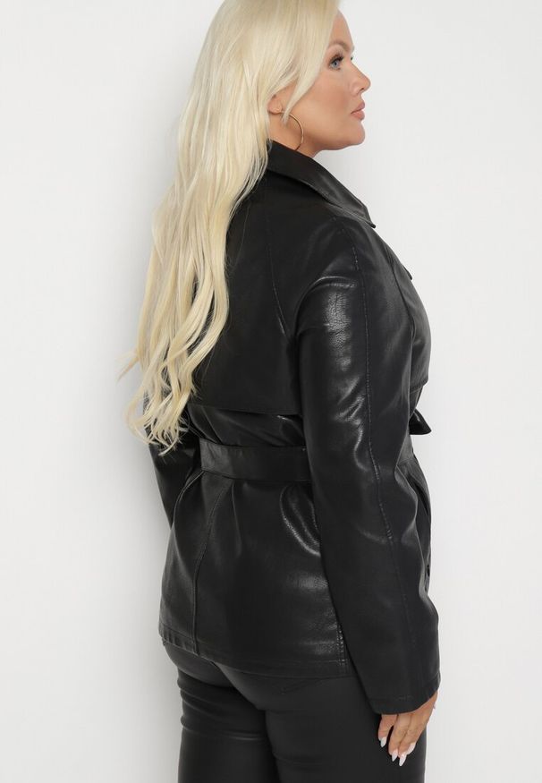 Born2be - Czarny Dwurzędowy Płaszcz z Ekoskóry Ozdobiony Wiązaniem w Talii Eviseas. Okazja: na spotkanie biznesowe, na spacer. Kolor: czarny. Wzór: aplikacja. Styl: klasyczny, biznesowy, elegancki