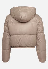 Born2be - Beżowa Kurtka Pikowana o Krótkim Fasonie z Kapturem Tinthella. Okazja: na spacer, na co dzień. Typ kołnierza: kaptur. Kolor: beżowy. Materiał: jeans. Długość: krótkie. Wzór: aplikacja. Styl: casual, elegancki #4