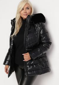 Born2be - Czarna Kurtka z Pikowaniem i Futerkiem Przy Kapturze Nejlo. Okazja: na spacer. Kolor: czarny. Materiał: futro. Sezon: zima, jesień. Styl: elegancki #1