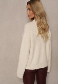 Renee - Beżowy Sweter z Wełną i Ozdobnym Sercem Tinnoriava. Okazja: na co dzień. Kolor: beżowy. Materiał: wełna. Długość rękawa: długi rękaw. Długość: długie. Styl: klasyczny, elegancki, casual #5