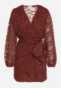 Born2be - Brązowa Kopertowa Sukienka z Tkaniny Plumeti Zenorava. Typ kołnierza: dekolt w kształcie V. Kolor: brązowy. Materiał: tkanina. Długość rękawa: długi rękaw. Wzór: aplikacja. Typ sukienki: kopertowe. Styl: elegancki, klasyczny #3