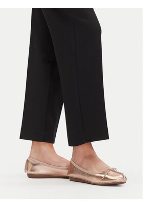 Clarks Baleriny Freckle Ice 26181353 Złoty. Kolor: złoty. Materiał: skóra