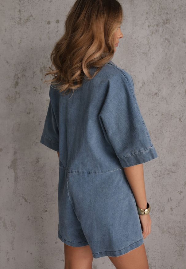 Renee - Niebieski Jeansowy Kombinezon o Krótkim Fasonie Oversize Cnassiasse. Okazja: na co dzień. Kolor: niebieski. Materiał: jeans. Długość: krótkie. Sezon: lato. Styl: elegancki, street, casual