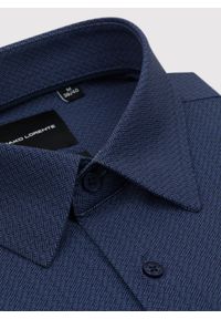 Pako Lorente - PAKO LORENTE – Granatowa dzianinowa koszula w jodełkę. Typ kołnierza: kołnierzyk klasyczny. Kolor: niebieski. Materiał: dzianina. Długość rękawa: długi rękaw. Długość: długie. Wzór: jodełka. Styl: klasyczny #6