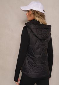 Renee - Czarna Pikowana Kamizelka z Odpinanym Kapturem Falidi. Okazja: na co dzień, na spacer. Typ kołnierza: kaptur. Kolor: czarny. Materiał: jeans. Styl: elegancki, casual #4