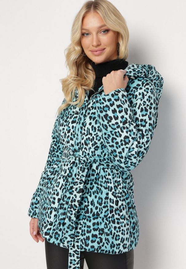 Born2be - Jasnozielona Pikowana Kurtka w Panterkę z Wiązanym Paskiem Uvbovia. Typ kołnierza: kaptur. Kolor: zielony. Wzór: motyw zwierzęcy