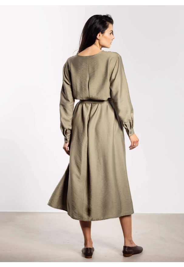 Infinite You - Sukienka rozkloszowana z długim rękawem i paskiem zielona. Okazja: na co dzień, do pracy. Kolor: brązowy, zielony. Długość rękawa: długi rękaw. Typ sukienki: koszulowe. Styl: casual, elegancki