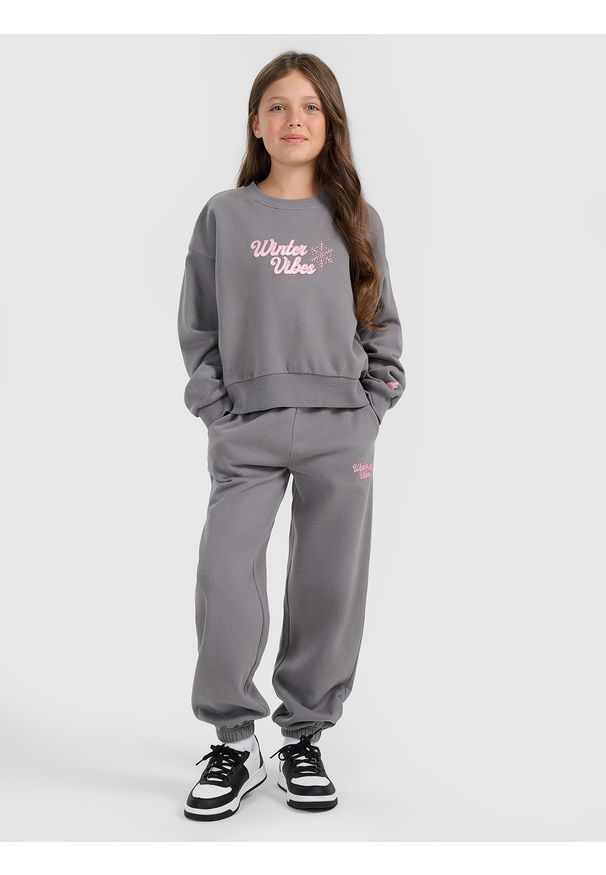 4f - 4F Spodnie dresowe joggery dziewczęce - szare 134 (8-9 lat). Okazja: na co dzień. Stan: podwyższony. Kolor: szary. Materiał: dresówka. Długość: do kostek. Sezon: lato. Styl: casual