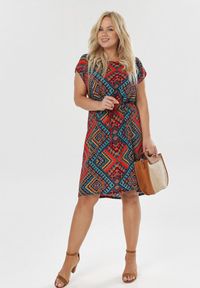 Born2be - Czerwona Sukienka Malithera. Typ kołnierza: kokarda. Kolor: czerwony. Materiał: materiał. Typ sukienki: proste. Styl: wakacyjny. Długość: midi #2