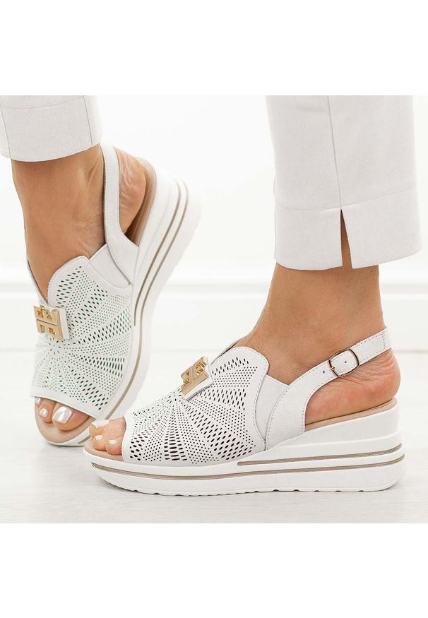 Białe skórzane sandały damskie na koturnie M.Daszyński 25144-4. Okazja: na co dzień. Kolor: biały. Materiał: skóra. Wzór: aplikacja. Sezon: wiosna, lato. Obcas: na koturnie. Styl: casual, elegancki, klasyczny