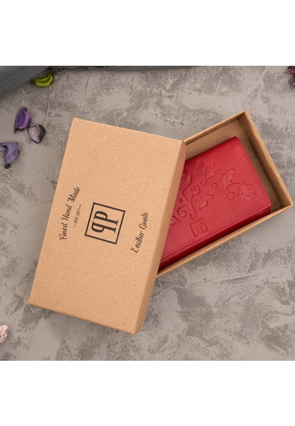 Portfel skórzany czerwony PAOLO PERUZZI T-45-RD. Kolor: czerwony. Materiał: skóra. Wzór: kwiaty