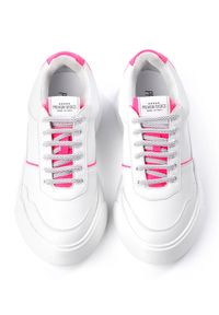 PREMIUM BASICS - Sneakersy z różową piętą Fluo. Kolor: biały. Wzór: aplikacja