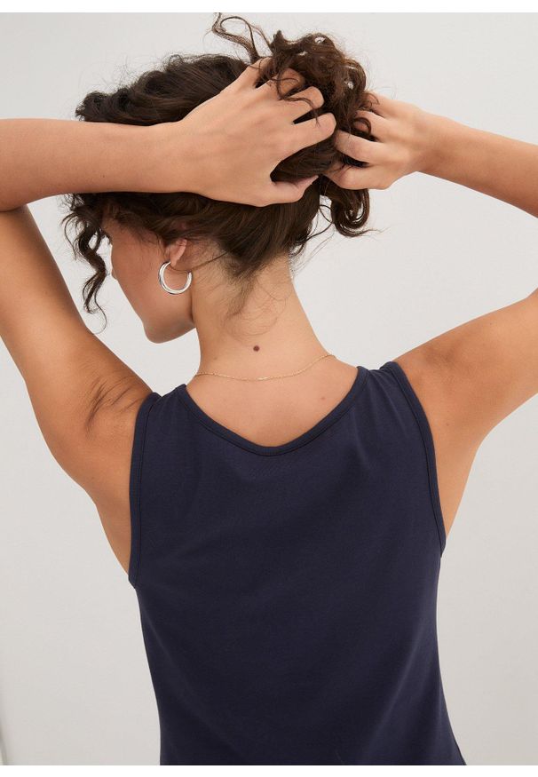 bonprix - Tank top ze stretchem (2 szt. w opak.). Okazja: na co dzień. Kolor: niebieski. Materiał: bawełna, materiał. Długość rękawa: na ramiączkach. Styl: casual