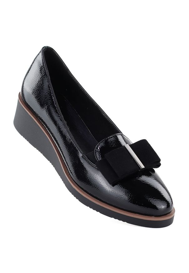 Półbuty damskie lakierowane na podwyższeniu czarne Vinceza 58630. Kolor: czarny. Materiał: skóra ekologiczna. Obcas: na koturnie