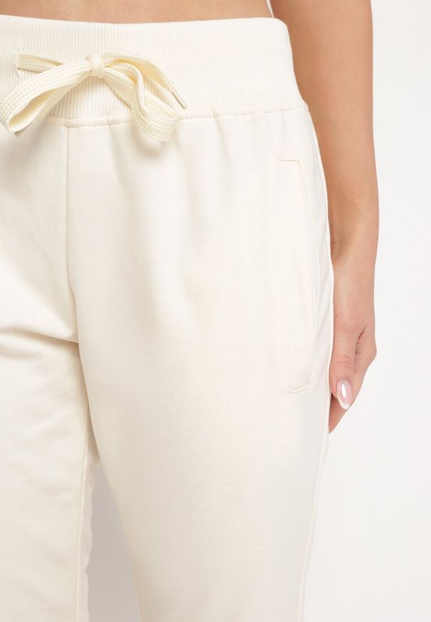 Born2be - Jasnobeżowe Spodnie Dresowe z Gumką w pasie i Troczkiem Halemia. Okazja: na co dzień. Kolor: beżowy. Materiał: dresówka. Długość: długie. Styl: casual, elegancki, sportowy