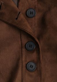 Born2be - Brązowa Kurtka w Stylu Bomberki z Ozdobnymi Guzikami Polimi. Okazja: na co dzień. Kolor: brązowy. Materiał: jeans. Styl: casual #3