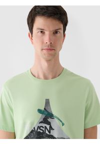 4f - 4F T-shirt regular z nadrukiem męski - zielony L. Okazja: na co dzień. Kolor: zielony. Materiał: dzianina, bawełna, jersey. Długość rękawa: krótki rękaw. Długość: krótkie. Wzór: nadruk. Styl: klasyczny, sportowy, casual