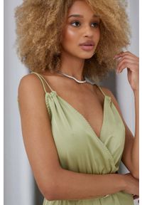 Answear Lab kombinezon kolor zielony z dekoltem w szpic. Kolor: zielony. Długość rękawa: na ramiączkach. Styl: wakacyjny #7