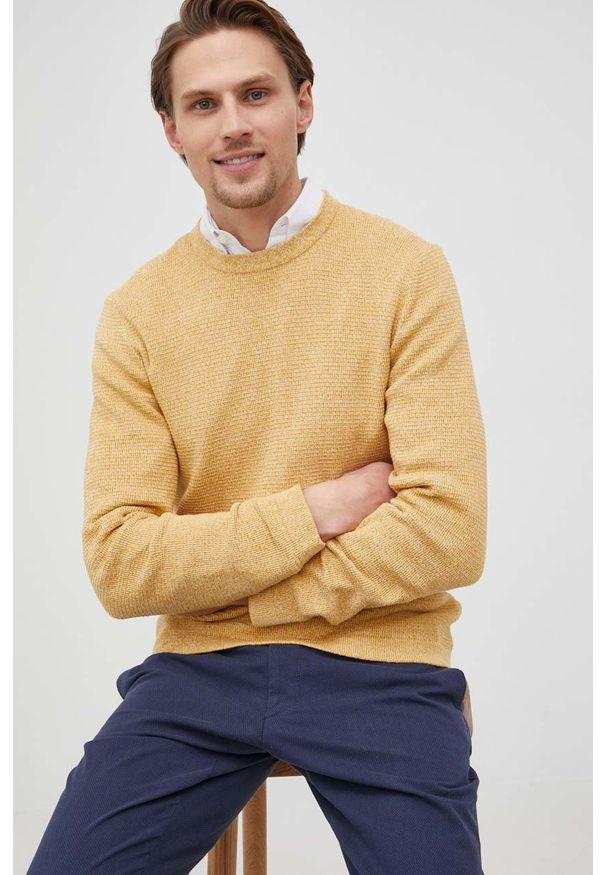 Selected sweter bawełniany męski kolor żółty lekki. Okazja: na co dzień. Kolor: żółty. Materiał: bawełna. Styl: casual