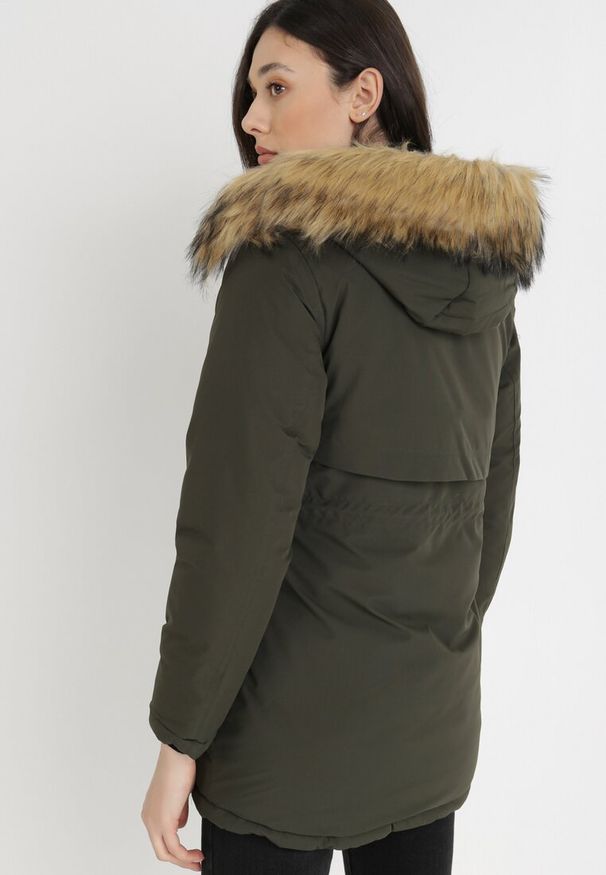 Born2be - Ciemnozielona Kurtka Hekadina. Kolor: zielony. Materiał: materiał, futro. Wzór: moro. Styl: militarny
