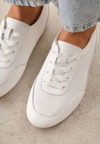 Renee - Białe Minimalistyczne Sneakersy Zamszowe ze Skórzaną Wkładką i Perforacją Zaehlisa. Okazja: na co dzień. Kolor: biały. Materiał: skóra, zamsz. Szerokość cholewki: normalna #2