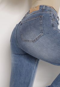 Born2be - Niebieskie Jeansy z Szerokimi Nogawkami i Wysokim Stanem Zdobione Cyrkoniami Felira. Okazja: na co dzień, do pracy. Stan: podwyższony. Kolor: niebieski. Wzór: aplikacja. Styl: casual, elegancki #4