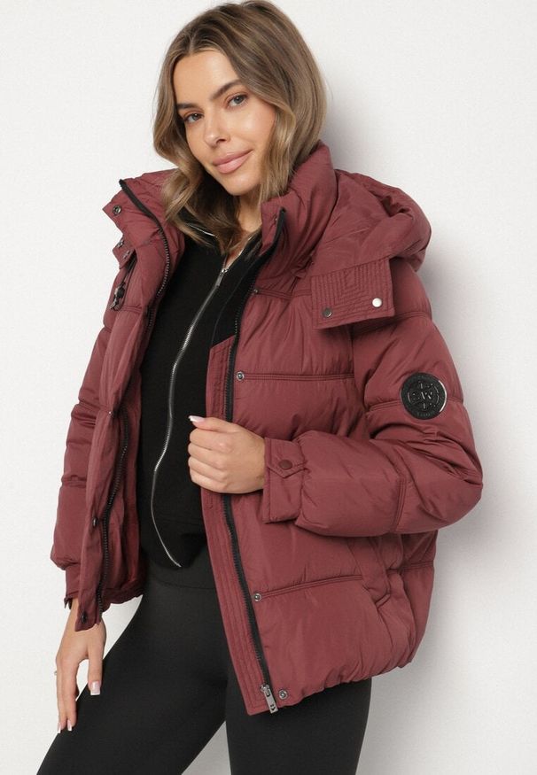 Born2be - Bordowa Kurtka Puffer o Fasonie Oversize z Kapturem i Naszywką Azirva. Okazja: na co dzień. Typ kołnierza: kaptur. Kolor: czerwony. Materiał: dzianina. Wzór: aplikacja. Styl: casual, sportowy