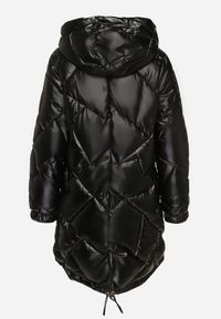 Born2be - Czarna Długa Pikowana Kurtka z Kapturem i Ściąganymi Sznurkami Norezi. Okazja: na co dzień. Typ kołnierza: kaptur. Kolor: czarny. Materiał: jeans. Długość: długie. Wzór: aplikacja. Sezon: zima. Styl: casual, elegancki #4