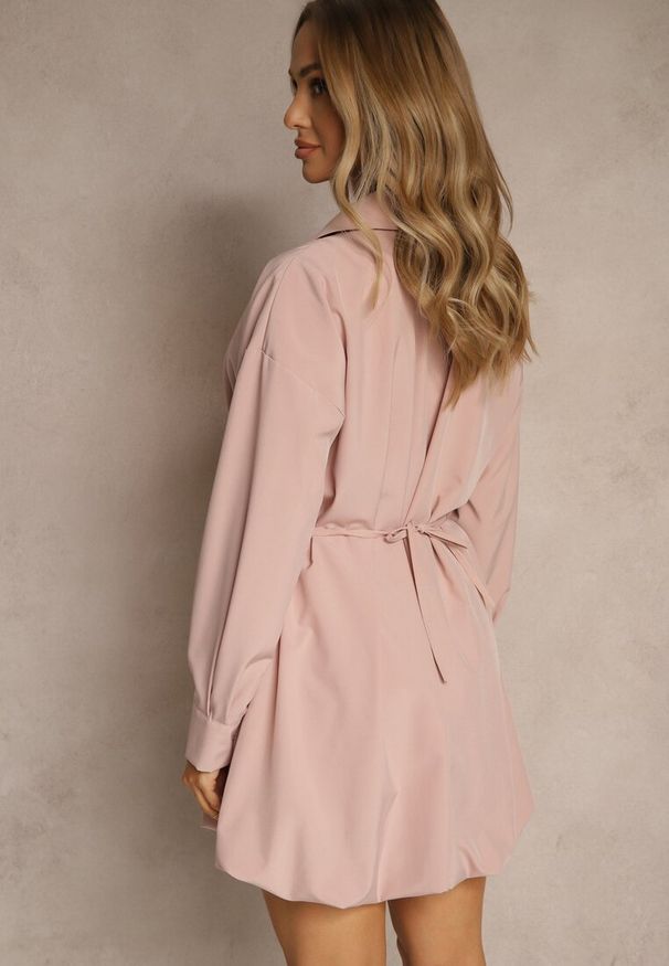 Renee - Różowa Sukienka Koszulowa Typu Bombka Ozdobiona Paskiem Lavirivae. Okazja: na co dzień. Kolor: różowy. Długość rękawa: długi rękaw. Wzór: aplikacja. Typ sukienki: koszulowe, bombki. Styl: casual, elegancki