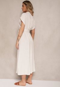 Renee - Jasnobeżowa Bawełniana Sukienka Koszulowa z Wiązanym Paskiem i Krótkim Rękawem Elannoria. Okazja: na co dzień, na spacer. Typ kołnierza: dekolt w serek, kołnierzyk klasyczny. Kolor: beżowy. Materiał: bawełna. Długość rękawa: krótki rękaw. Typ sukienki: koszulowe. Styl: casual, klasyczny, elegancki #2